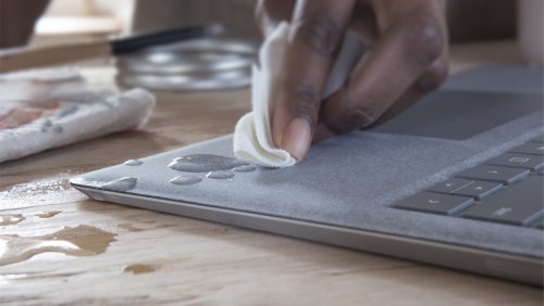 چگونه-پارچه-آلکانترای-کیبورد-سرفیس-را-تمیز-کنیم؟-(نکات-کلیدی)