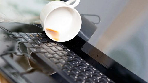 ۳۰-ثانیه-تا-نجات-سرفیس؛-اقدامات-فوری-هنگام-ریختن-مایعات-روی-لپ‌تاپ