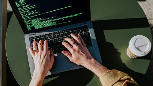 بهترین-سرفیس-برای-برنامه‌نویسی-و-کدنویسی-در-2025