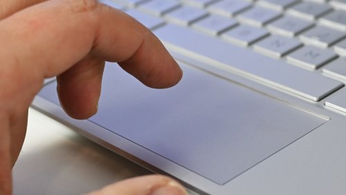 بررسی-عمیق-تاچ‌پد-هپتیک-سرفیس-لپ-تاپ-استودیو-۲