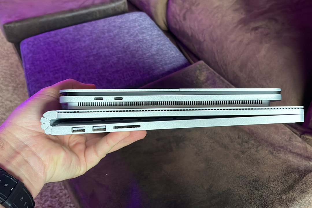 مقایسه سرفیس بوک و سرفیس لپ تاپ هر دو با درب بسته در کنار هم