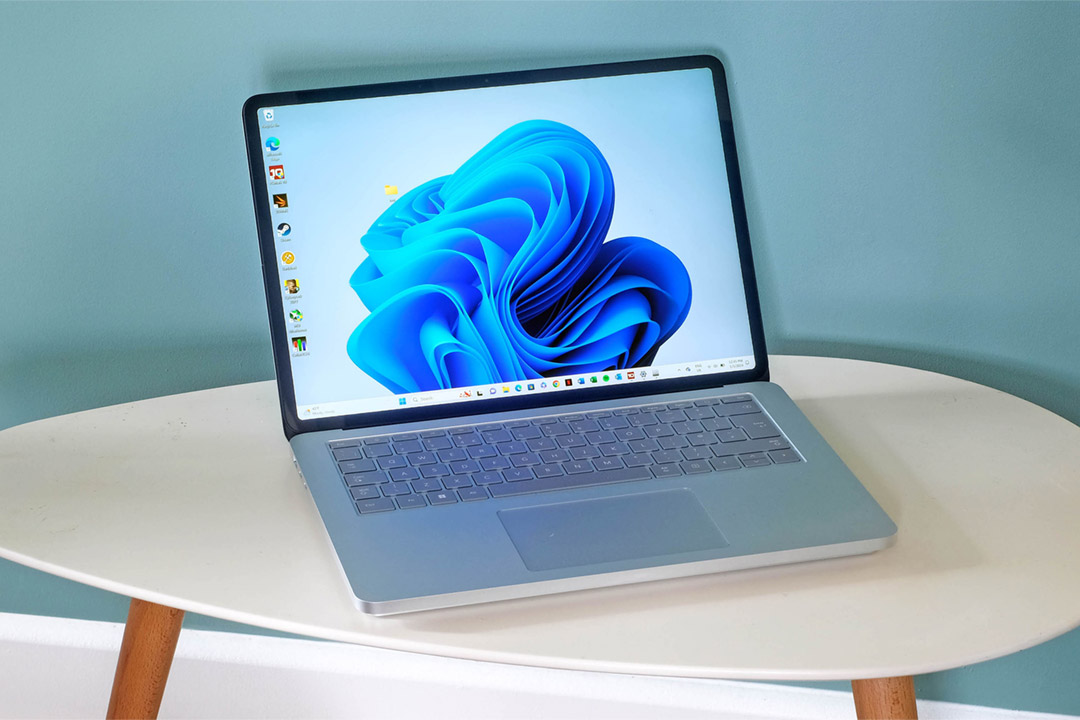 سرفیس لپ تاپ مایکروسافت با صفحه نمایشگر باز و روشن