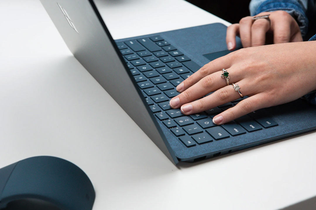 تایپ کردن با کیبورد و لمس ترک پد سرفیس لپ تاپ مایکروسافت