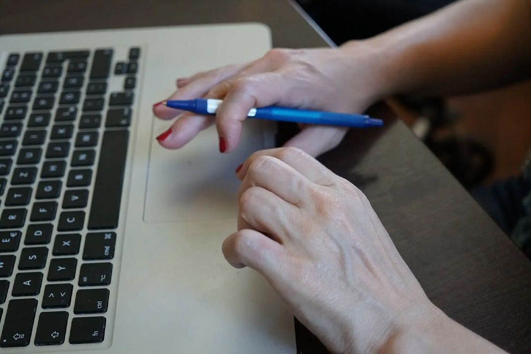 حرکات چندانگشتی روی ترک پد مک بوک