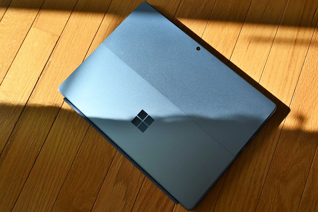 نمای پشت سرفیس پرو 11 روی میز کار