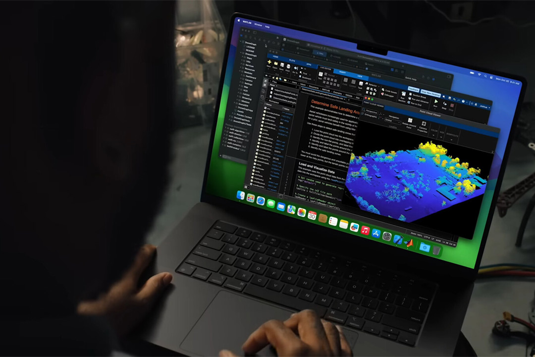 فضای کدنویسی و ترمینال روی مک بوک پرو ۱۶ اینچ