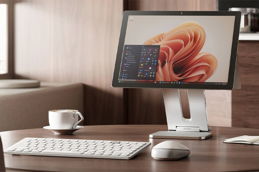 استفاده از استند سرفیس و کیبورد ارگونومیک برای بهبود وضعیت نشستن پشت میز کار.