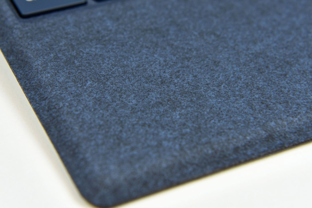 بافت پارچه لوکس آلکانترا روی کیبورد سرفیس