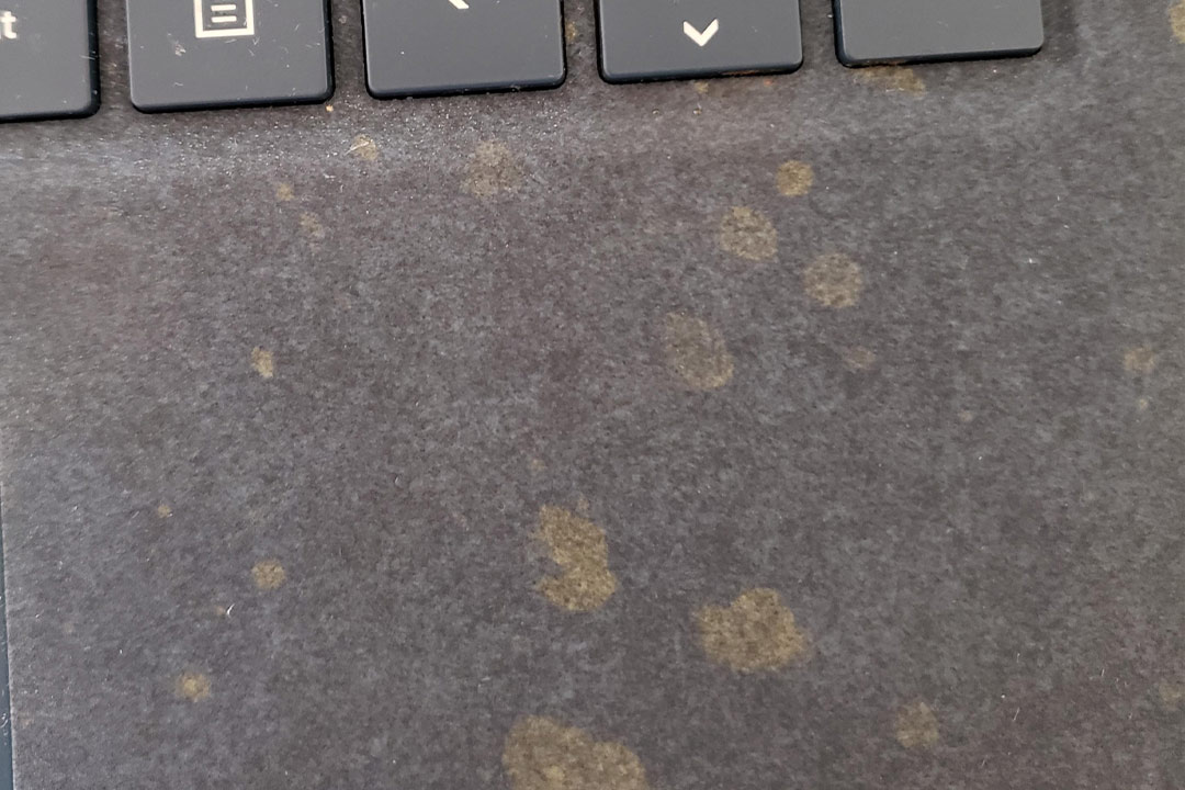 پاک کردن لکه نقطه‌ای از روی کیبورد آلکانترا