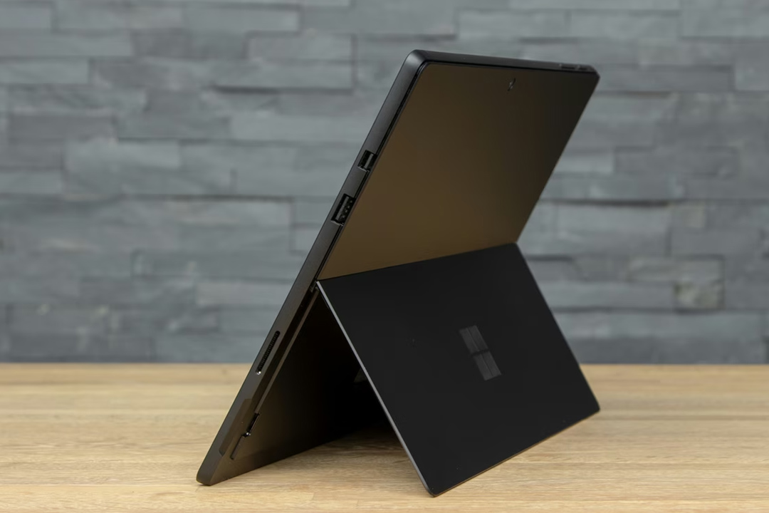 پایه یا Kickstand سرفیس پرو در زاویه باز