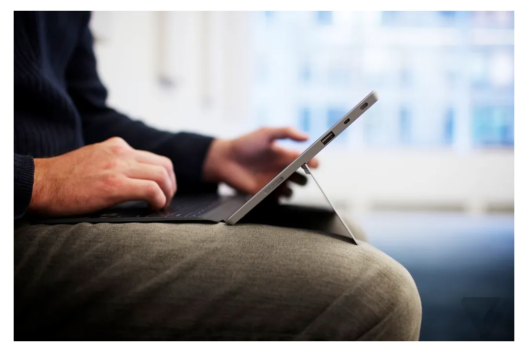 ترفند استفاده از پایه سرفیس پرو روی پا