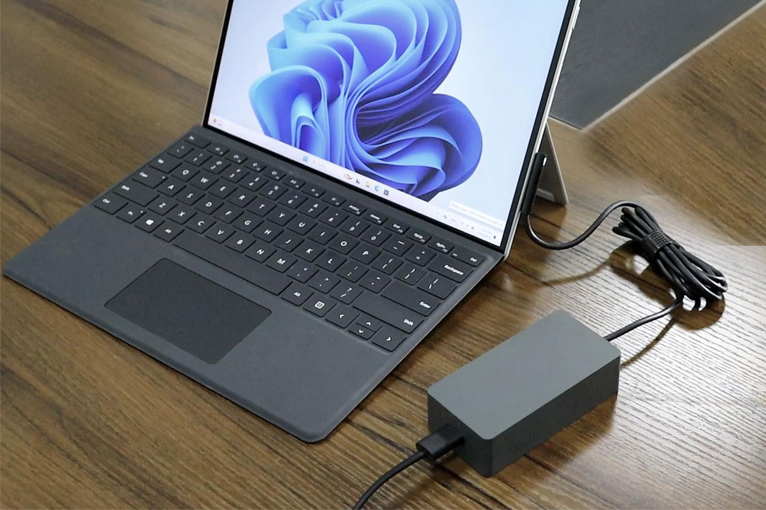 آماده‌سازی سرفیس برای راه‌اندازی اولیه: اتصال کیبورد و شارژر