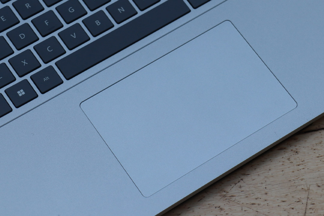 بررسی عمیق تاچ‌پد هپتیک سرفیس لپ تاپ استودیو ۲