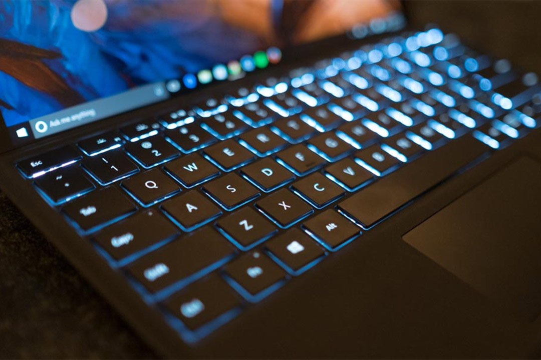 تنظیم نور پس‌زمینه کیبورد سرفیس