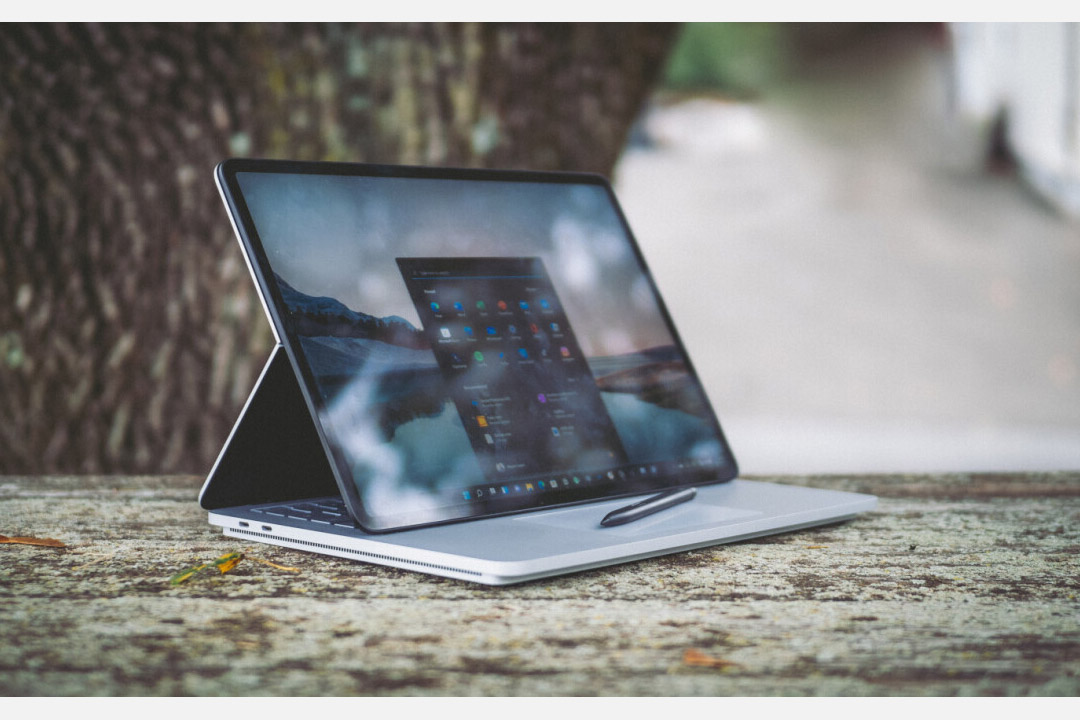 کار با سرفیس لپ تاپ استودیو 2 در یک محیط بیرونی - عمر باتری و قابلیت حمل