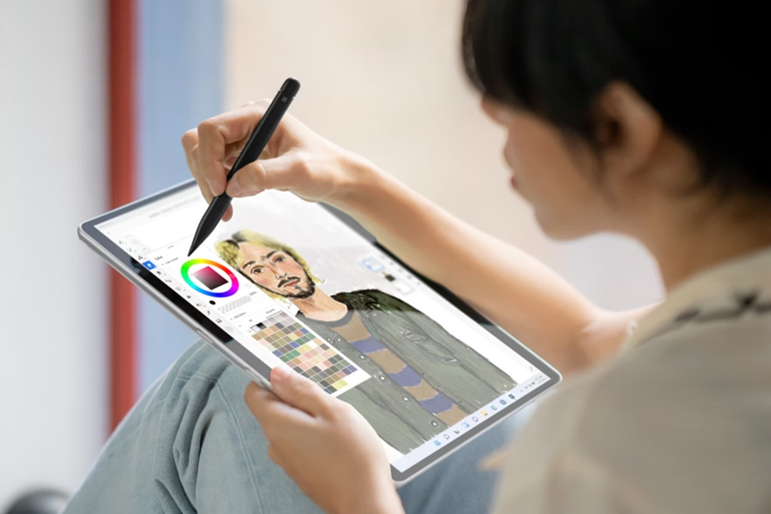 بهترین سرفیس برای طراحی: قلم سرفیس در حال طراحی روی نمایشگر PixelSense
