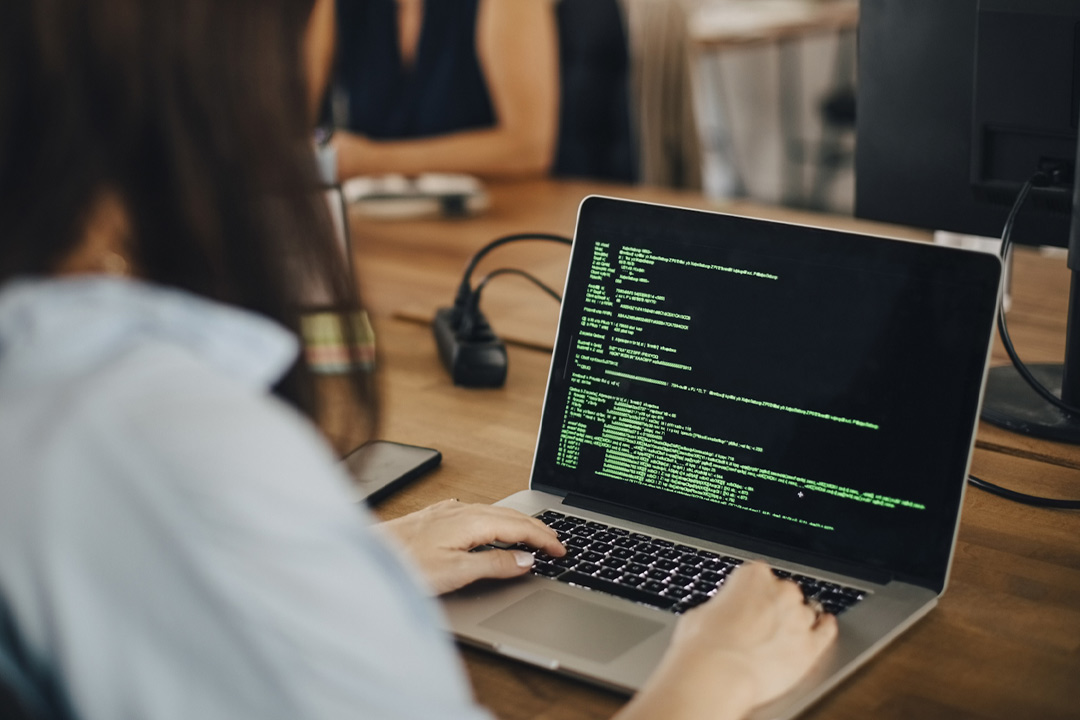 بهترین سرفیس برای برنامهنویسی: سرفیس لپ تاپ در محیط کدنویسی