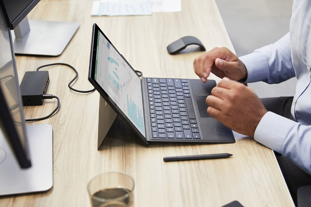 افزایش بهرهوری برنامهنویسی با سرفیس داک، مانیتورهای خارجی و رم بالا