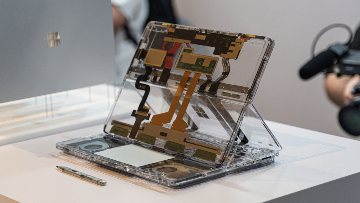 نمای داخلی سرفیس لپتاپ استودیو ۲ با فنهای دوگانه