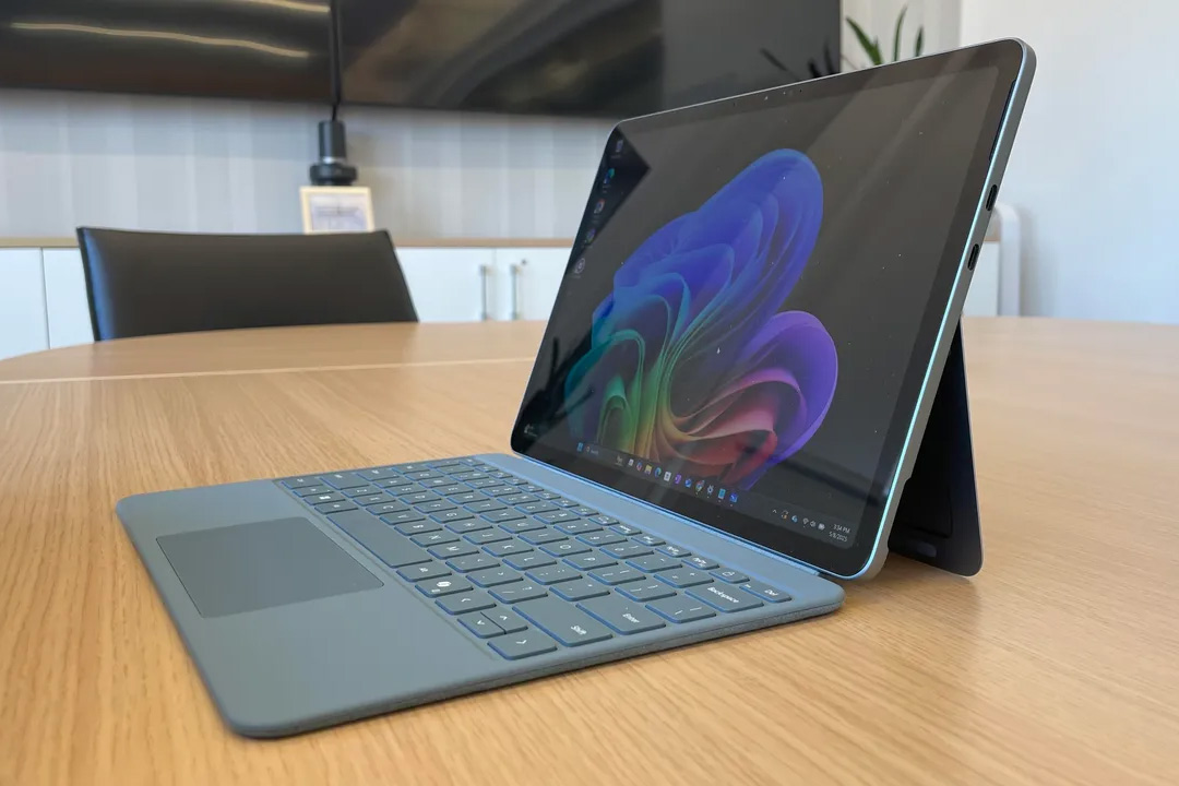 کیبورد سرفیس پرو 12 اینچی بدون قلم رنگ اقیانوسی متصل به دستگاه سرفیس