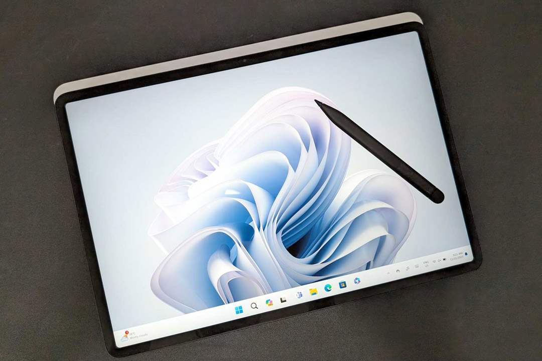 نمایشگر 120 هرتزی لپ تاپ مایکروسافت Surface Laptop Studio 2 | Core i7 | 32GB RAM | 1TB | RTX 2000 در ترکیب با قلم سرفیس اسلیم پن 2 شما را به اوج خلاقیت میرساند