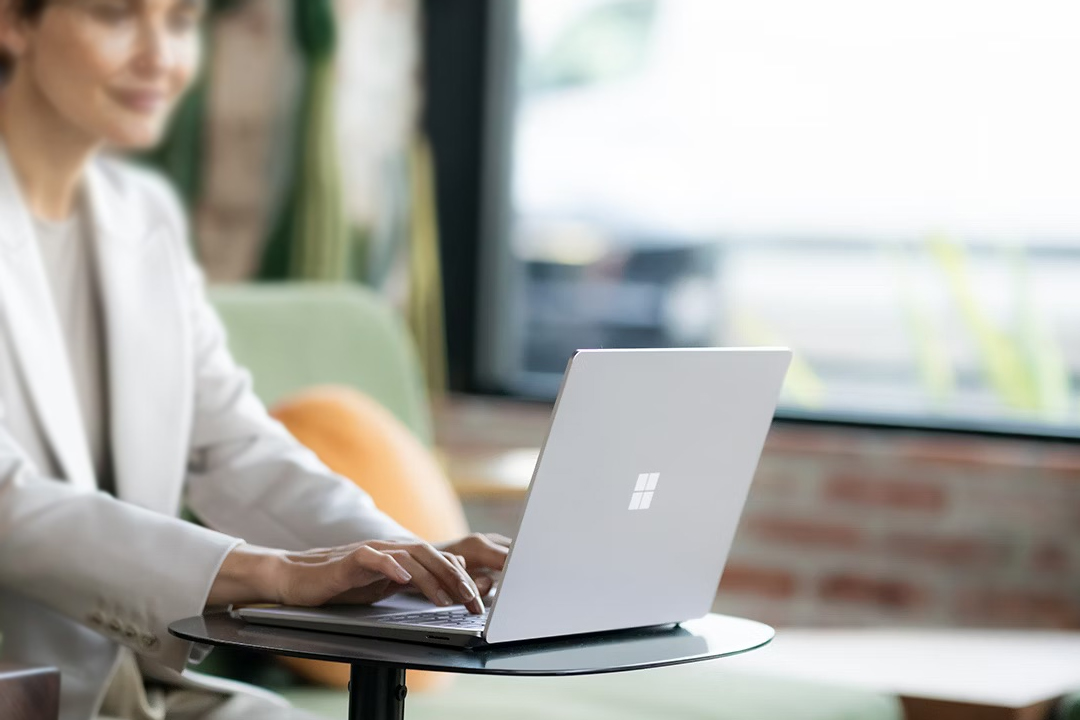 کیبورد با نور پس‌زمینه و تاچ‌پد دقیق در لپ تاپ مایکروسافت Surface Laptop 6 | Surface Laptop 6 | Ultra 5 | 16GB RAM | 1TB | 13inch راحتی در استفاده طولانی‌مدت را تضمین می‌کند