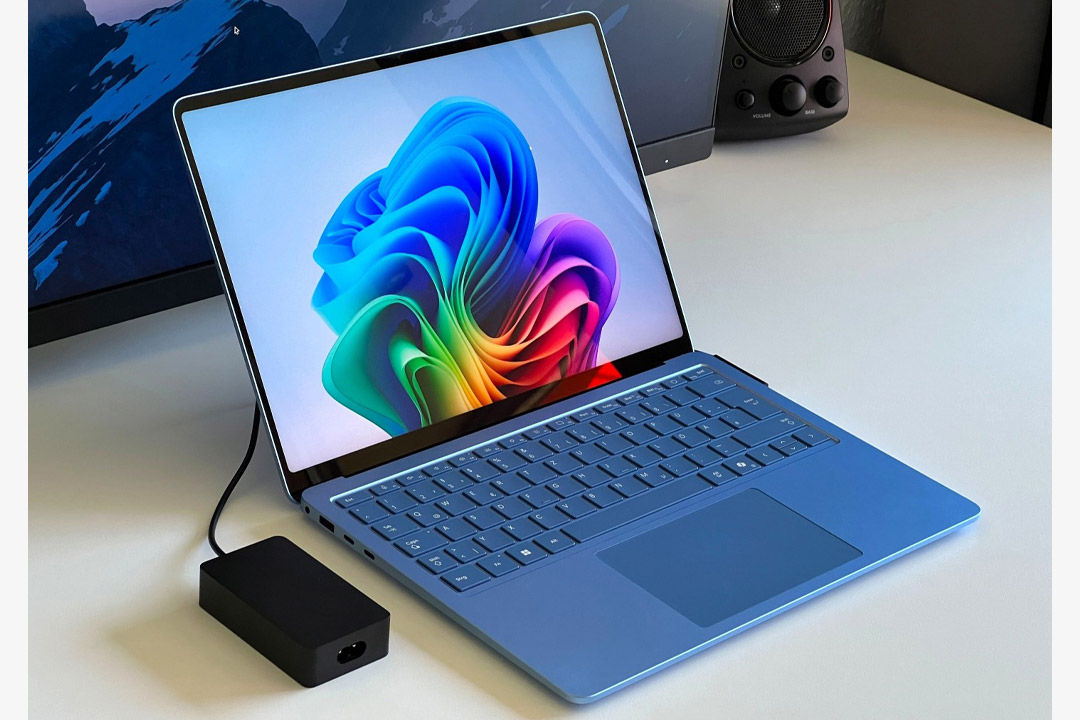 لپ تاپ مایکروسافت مدل Surface Laptop 7 | X Elite | 64GB RAM | 1TB | 15inch به خوبی میز کار شما را کامل می‌کند