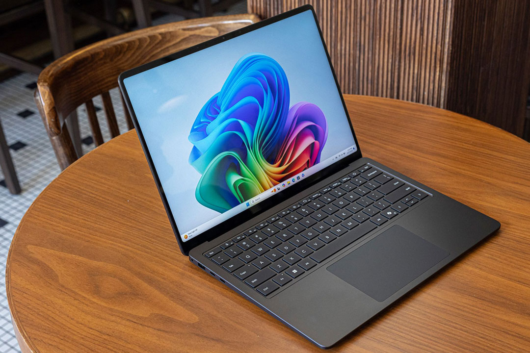 لپ تاپ مایکروسافت مدل Surface Laptop 7 | Ultra 7 | 32GB RAM | 1TB | 13inch به خوبی میز کار شما را کامل می‌کند