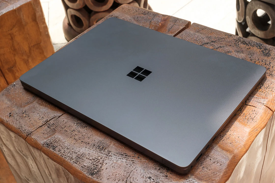 بدنه فلزی و شیک لپ تاپ مایکروسافت مدل Surface Laptop 7 | Ultra 7 | 32GB RAM | 1TB | 13inch