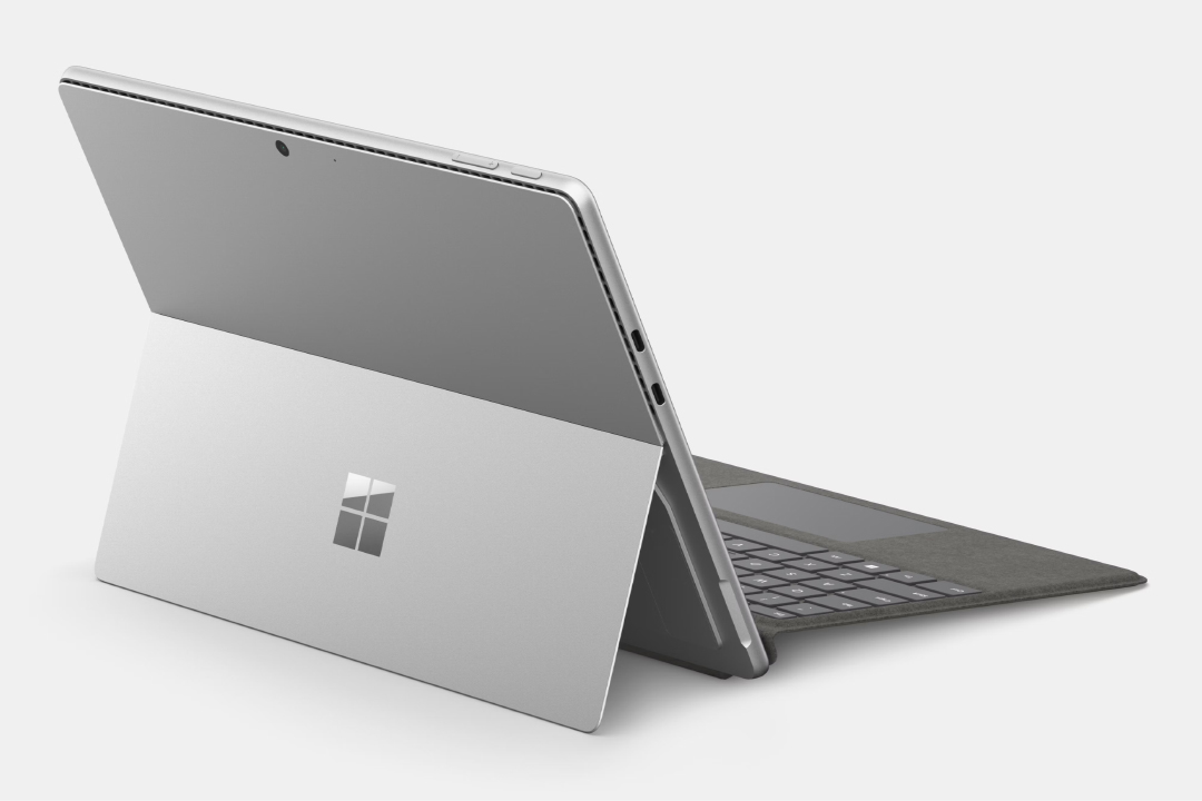 نمای پشتی با کیبورد از تبلت مایکروسافت Surface Pro 10 | Core Ultra 7 | 64GB RAM | 512GB