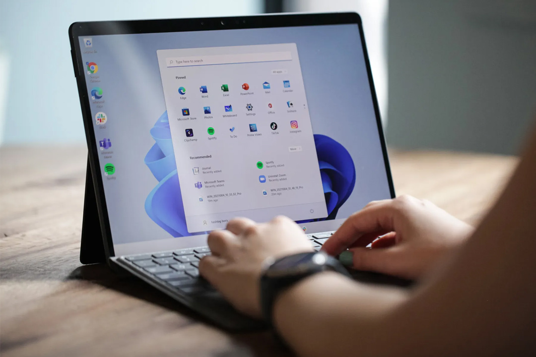 تبلت مایکروسافت Surface Pro 8 | Core i7 | 32GB RAM | 1TB استفاده از کیبورد