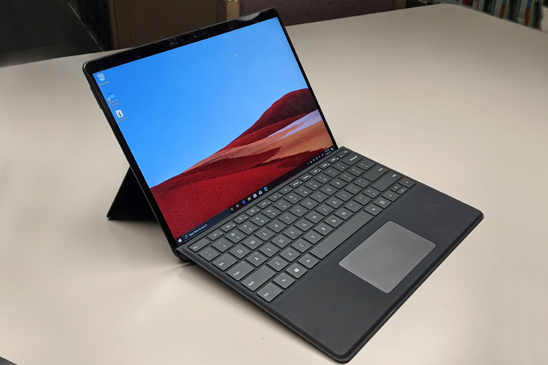 تبلت مایکروسافت مدل Surface Pro X | SQ2 | 16GB RAM | 512GB در حالت پایه باز و متصل به تایپ کاور